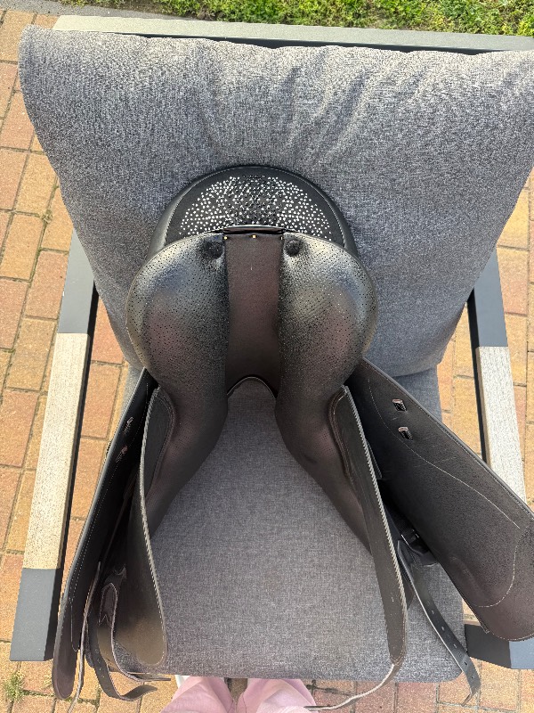 Ikonic Light H+ Dressage Double Flap Saddle (DHY02H) – Bild 4 von 7